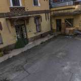 Riusciamo anche a scorgere una sedia e un materasso poggiati su una piazzola asfaltata che in passato doveva fungere da parcheggio per le auto